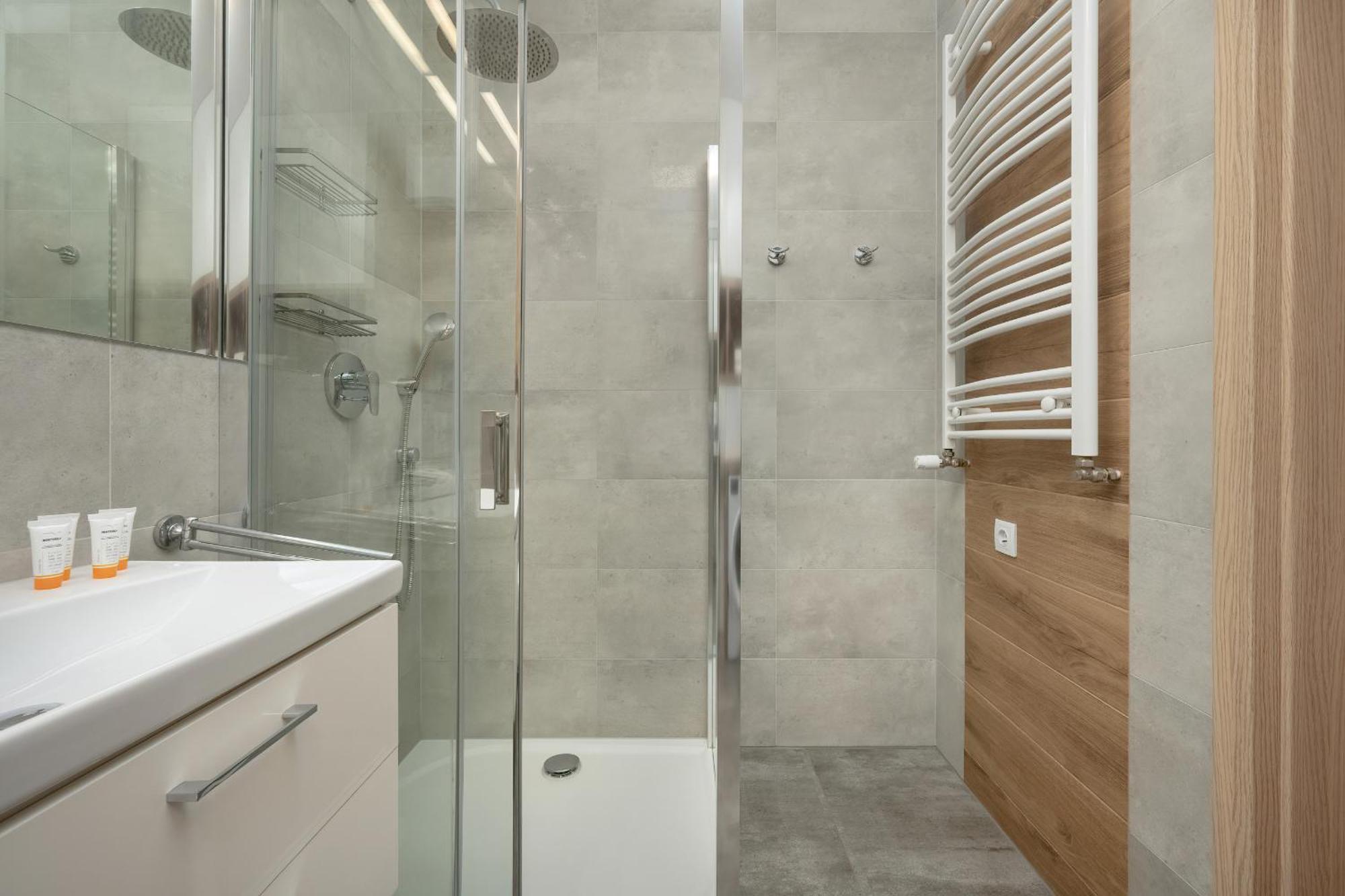 One Bedroom Apartment Nadodrze With Free Garage Wroclaw By Noclegi Renters Luaran gambar